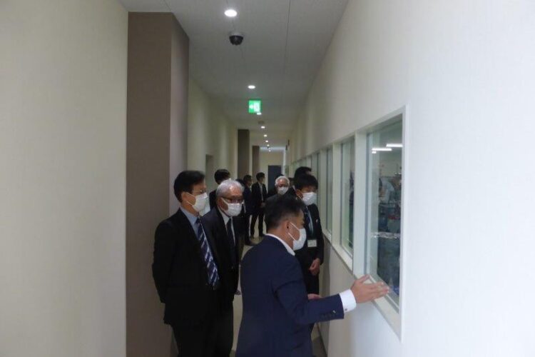 佐賀県内の高校の先生方が工場見学に来社されました。